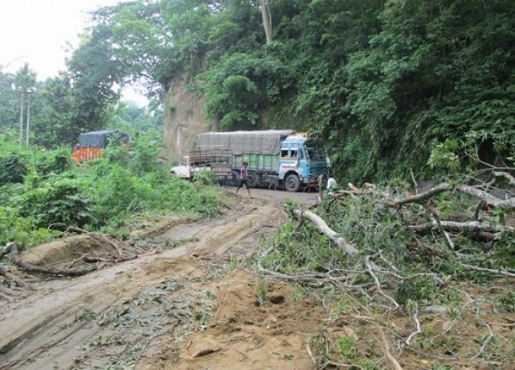  Landslide strands passenger vehicles at Amarpur-Udaipur road   